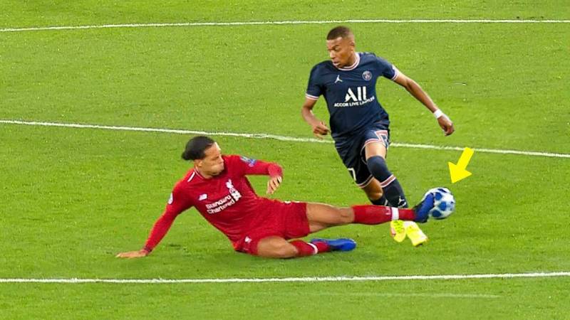 CB Trong Bóng Đá Là Gì? Vị Trí Này Có Ảnh Hưởng Như Nào? 3 Chặn đứng các pha tấn công của đối phương